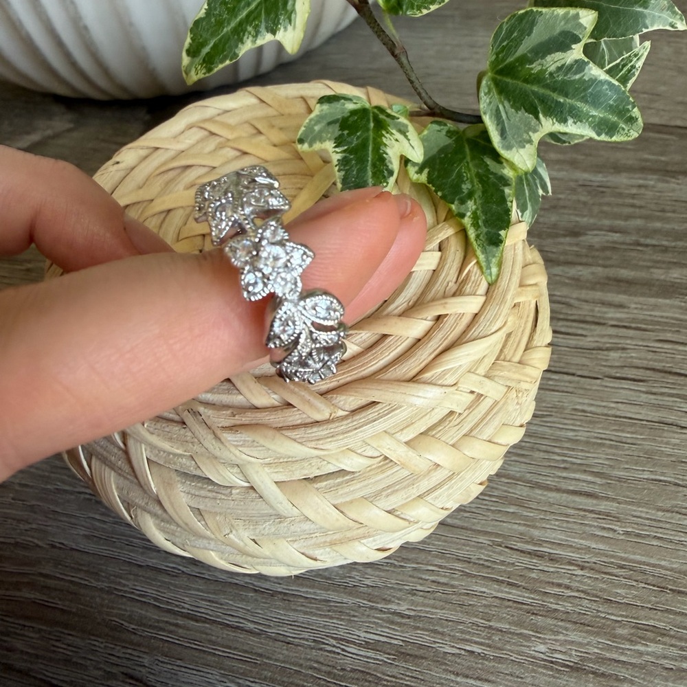 Floral Ring Sterling Silver 925
Size 8.5 - Picture 9 of 11